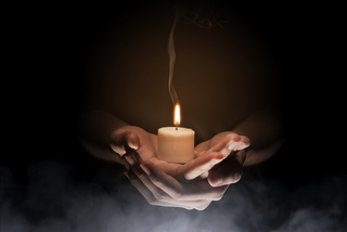 Questo stile di biglietto è rivolto a negozi di articoli esoterici (negozi che vendono libri, pietre, candele, incensi), centri di meditazione e yoga (centri che offrono corsi di meditazione, yoga, reiki), terapeuti e praticanti di medicine alternative (professionisti che offrono cure alternative come l'agopuntura, la naturopatia), associazioni religiose (organizzazioni religiose, luoghi di culto, centri spirituali), organizzatori di fiere ed eventi spirituali (organizzatori di eventi come fiere del benessere, conferenze spirituali), editori di libri spirituali (case editrici specializzate nella pubblicazione di libri sulla spiritualità). Questi biglietti possono creare un'esperienza divertente e interattiva, stimolare le vendite e, in ultima analisi, attirare nuovi clienti. Questo stile di biglietto è rivolto a negozi di articoli esoterici (negozi che vendono libri, pietre, candele, incensi), centri di meditazione e yoga (centri che offrono corsi di meditazione, yoga, reiki), terapeuti e praticanti di medicine alternative (professionisti che offrono cure alternative come l'agopuntura, la naturopatia), associazioni religiose (organizzazioni religiose, luoghi di culto, centri spirituali), organizzatori di fiere ed eventi spirituali (organizzatori di eventi come fiere del benessere, conferenze spirituali), editori di libri spirituali (case editrici specializzate nella pubblicazione di libri sulla spiritualità). Questi biglietti possono creare un'esperienza divertente e interattiva, stimolare le vendite e, in ultima analisi, attirare nuovi clienti.
