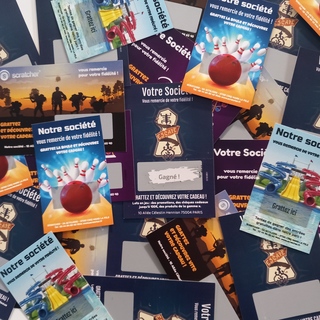 Bowling, biliardo, escape game, laser game, parchi divertimenti, parchi a tema, centri ricreativi, musei, gallerie d'arte, zoo e acquari, aziende di noleggio attrezzature ricreative come biciclette, kayak e tavole da surf possono tutte trarre vantaggio da questi visivi per promuovere il proprio marchio e i propri prodotti. Con la possibilità di personalizzare questi biglietti con i propri loghi, testi e premi nascosti, è possibile creare facilmente campagne di marketing originali ed efficaci. Bowling, biliardo, escape game, laser game, parchi divertimenti, parchi a tema, centri ricreativi, musei, gallerie d'arte, zoo e acquari, aziende di noleggio attrezzature ricreative come biciclette, kayak e tavole da surf possono tutte trarre vantaggio da questi visivi per promuovere il proprio marchio e i propri prodotti. Con la possibilità di personalizzare questi biglietti con i propri loghi, testi e premi nascosti, è possibile creare facilmente campagne di marketing originali ed efficaci.